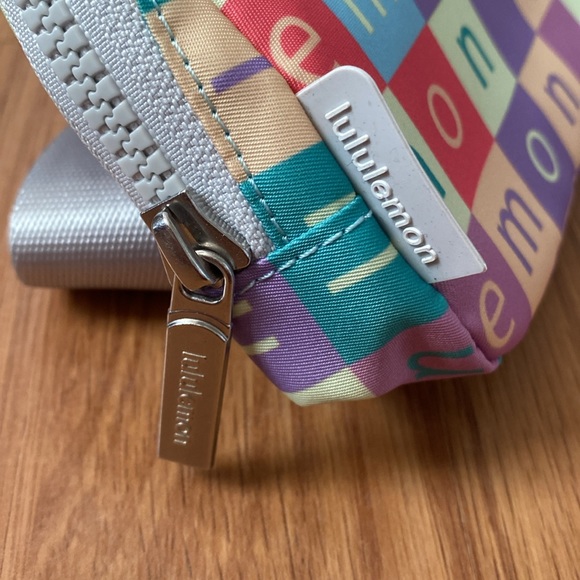 ❤️ Lululemon Checkered Moment Mini Multi/Vapor Everywhere Belt Bag NWT - Picture 2 of 6